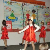 ученицы 4б кл. исполняют танец "Фонарики"