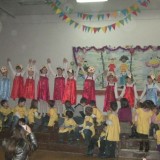 ученици 4б кл. исполняют танец "Калинка"